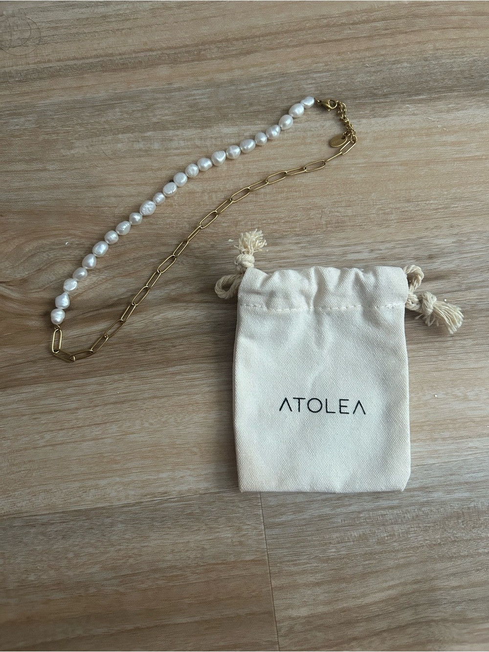 NWOT Atolea Cream Pearl & Gold Paper lip Chain Necklace